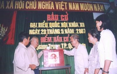 Cử tri thành phố Quy Nhơn, tỉnh Bình Định bầu cử đại biểu Quốc hội khóa XII tại điểm bầu cử phường Quang Trung, ngày 20-5-2007.