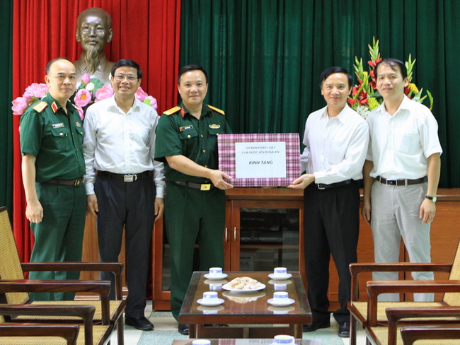 Thường trực Ủy ban Pháp luật tặng quà Trung tâm Huấn luyện chiến sĩ mới của Ban Quản lý Lăng Chủ tịch Hồ Chí Minh - Ảnh: Trường Giang